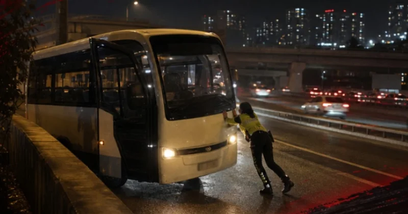 Kadın polis arızalanan midibüsü iterek yol kenarına çekti Sözcü Gazetesi