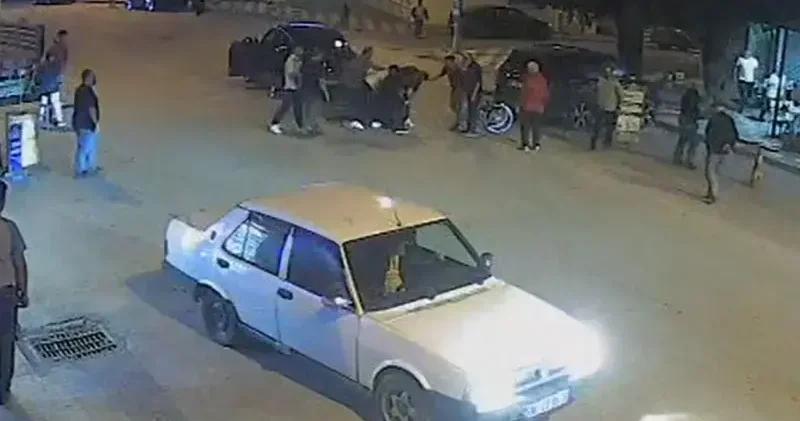 Laf atma tartışmasında tekme yumruk dövüldü; o anlar kamerada