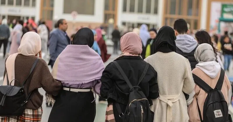 İtalya da okullarda baş örtüsü yasağı resmen yürürlüğe girdi Sözcü Gazetesi