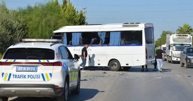 Servis midibüsü tur otobüsüne çarptı: 6 yaralı