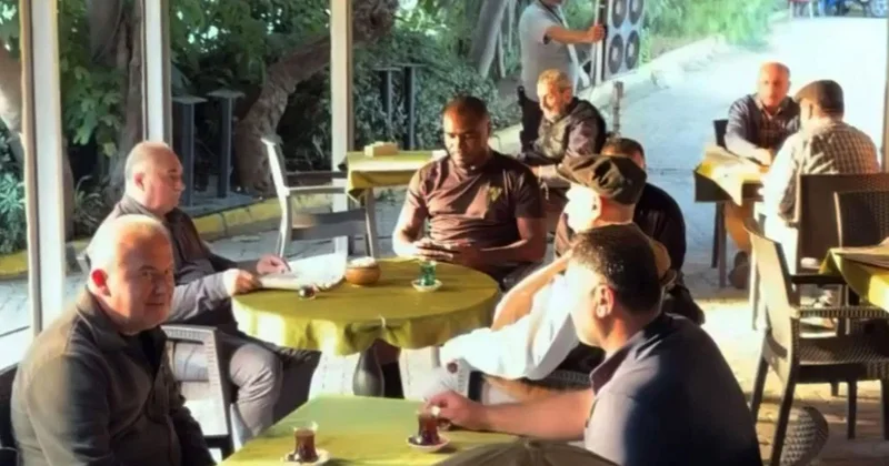 Yıldız golcü yıllar sonra İstanbul da ! Kahvehanede oturup kivi içti