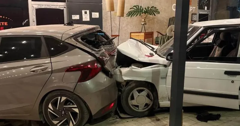 Adana’da kontrolden çıkan iki otomobil peş peşe mağazaya girdi: 2 yaralı