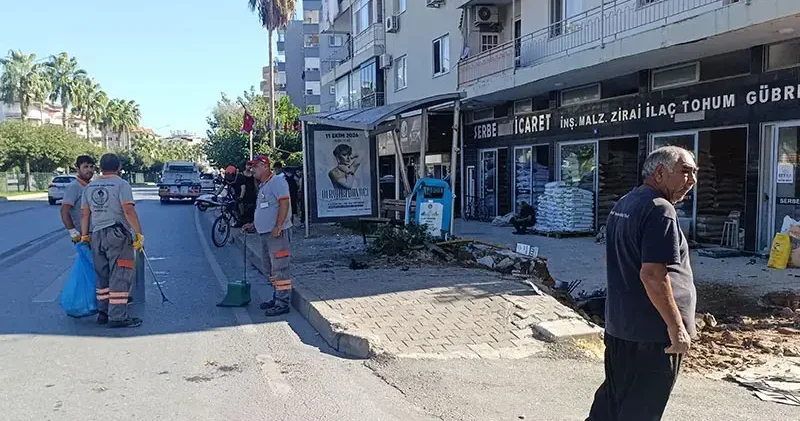 Otomobil önce yayaya ardından duraktaki karı kocaya çarptı; 3 yaralı