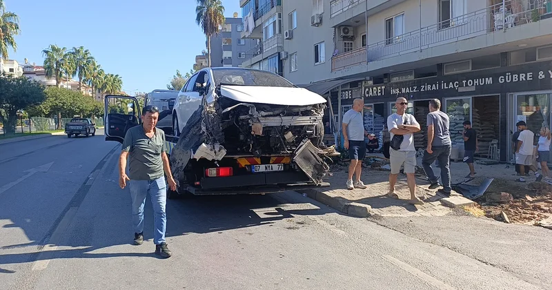 Alanya da kontrolden çıkan otomobil durağa daldı: Yayanın hayati tehlikesi var