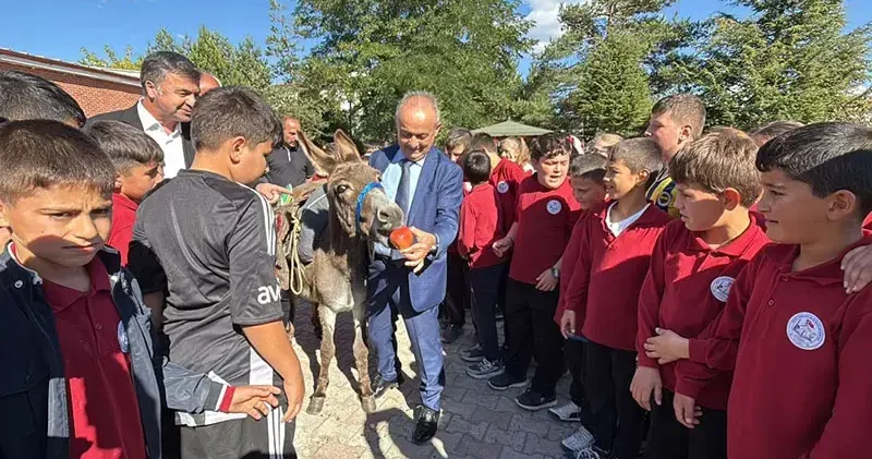 Eşekle Türkiye’yi geziyor, köy çocuklarına kitap ve kırtasiye dağıtıyor