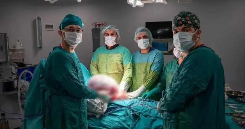Karın ağrısıyla doktora gitti gerçeği görünce şaşkına döndü! Tam 15 kg çıkarıldı...