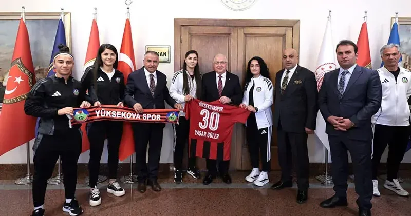 Bakan Güler, Yüksekova Spor Kadın Futbol Takımı sporcuları ile görüştü