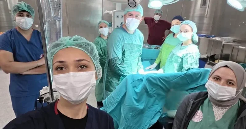 Karnındaki 13 santimetrelik kitle başarıyla çıkarıldı: Hasta sağlığına kavuştu