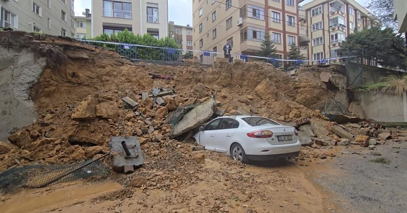 İstanbul da istinat duvarı araçların üzerine böyle çöktü