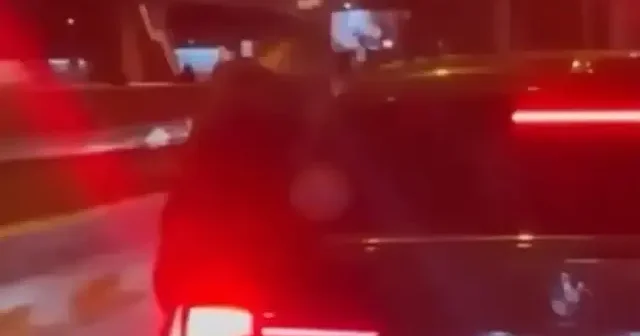 Bakırköy de çocuklu aracın önünü kesip kadın sürücüyü darbettiler VİDEO İZLE