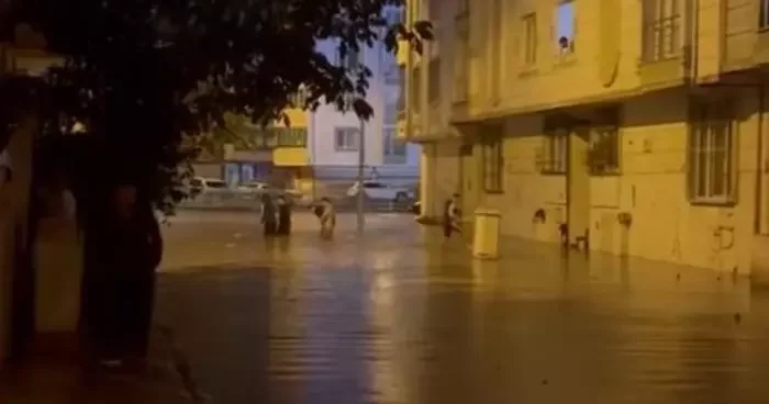 Esenyurt’u sağanak vurdu: Yollar göle döndü, evleri su bastı!