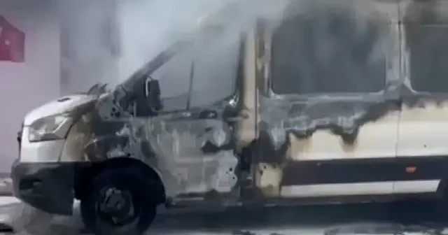 Samsun Vezirköprü’de minibüs yandı VİDEO İZLE