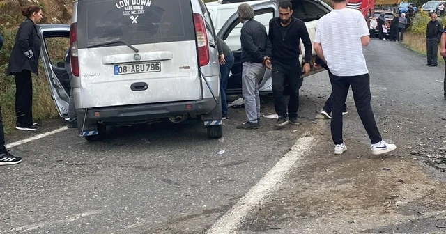 Artvin de 3 aracın karıştığı zincirleme kazada 4 yaralı Artvin Haberleri