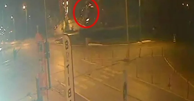Tank anıtına çarpan otomobilden alev çıktı, o anlar kamerada Denizli Haberleri