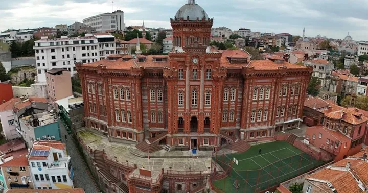 571 yıllık Fener Rum Okulu, yeni bina arıyor! Güçlendirme maliyetini karşılayamadı... MEB den 90 gün içinde boşaltın yazısı gitti