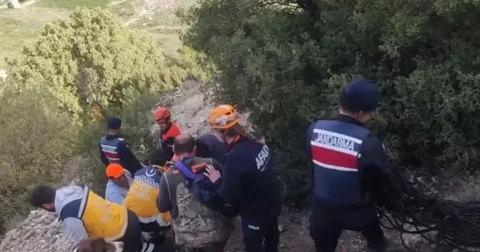 Uşak’ta dere yatağına düşen avcı yaralandı