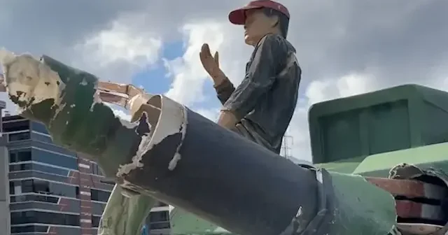 Denizli’de otomobil 15 Temmuz anıtına çarptı: 2 yaralı VİDEO İZLE
