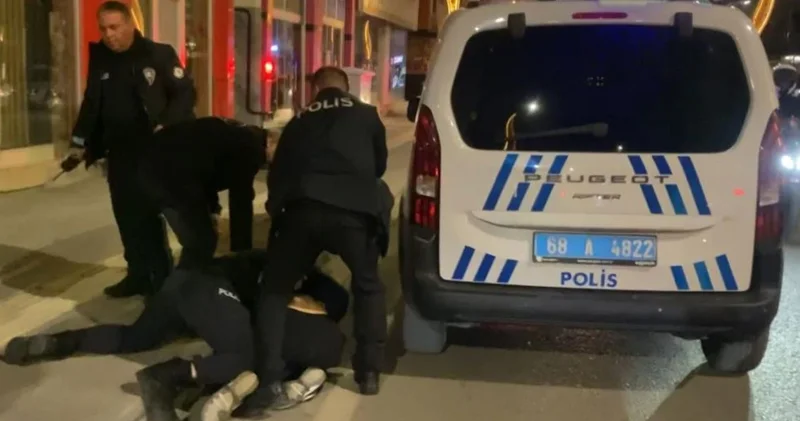 Eşime küfür ettin kavgası ortalığı karıştırdı: Polise direnip gazetecilere saldırdılar