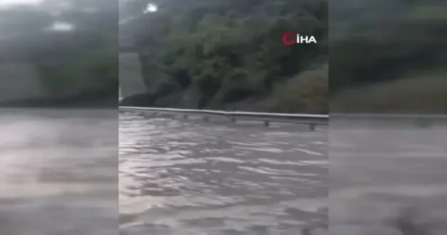 İstanbul da etkili olan sağanak sonrası Kemerburgaz yolu göle döndü!