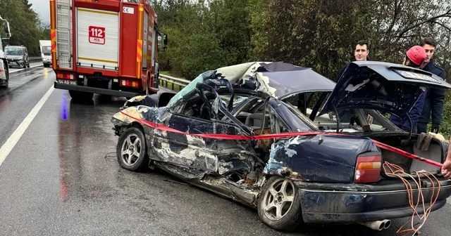 Yolcu otobüsünün çarptığı otomobil bariyere vurdu: 1 ölü, 2 yaralı Sakarya Haberleri