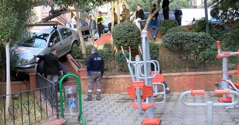 İstanbul da facia kıl payı atlatıldı: Otomobil çocuk parkına girdi Sözcü Gazetesi