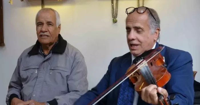 Yer Gaziantep... Müşterilerini müzikle karşılıyor