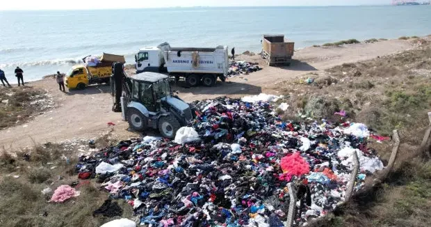 Mersin haberleri Mersin de skandal görüntü: Sahile tonlarca tekstil atığı döktüler 25 Ekim 2025