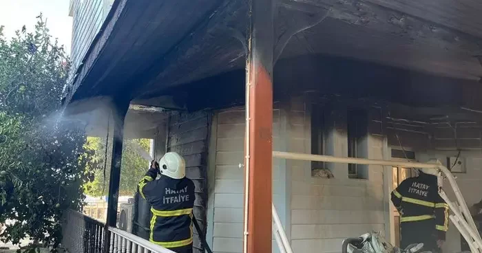 Hatay da yangın! Çatı zarar gördü