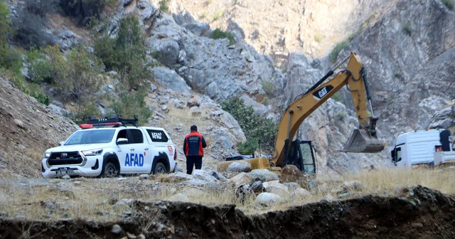 Avaşin Deresi nde kaybolan İbrahim, ekskavatörle arandı Hakkari Haberleri