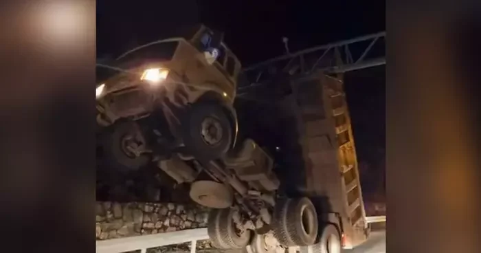 Yer: Bolu! Damperi açık kamyon KGYS direğine asılı kaldı