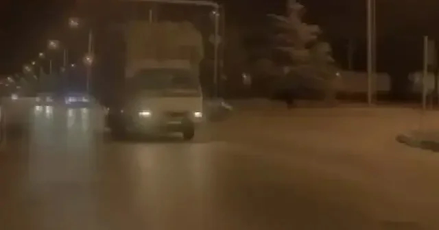 Önce ışıkta geçip araçlara çarptı ardından kaçtı VİDEO İZLE
