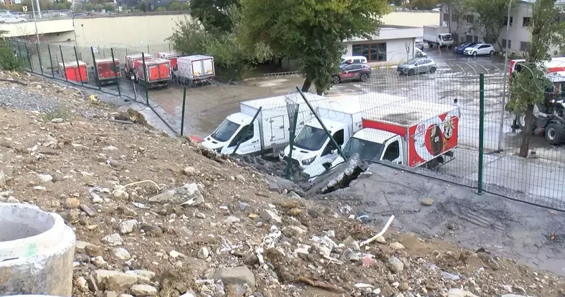 Küçükçekmece de fabrikanın istinat duvarı 3 aracın üzerine çöktü
