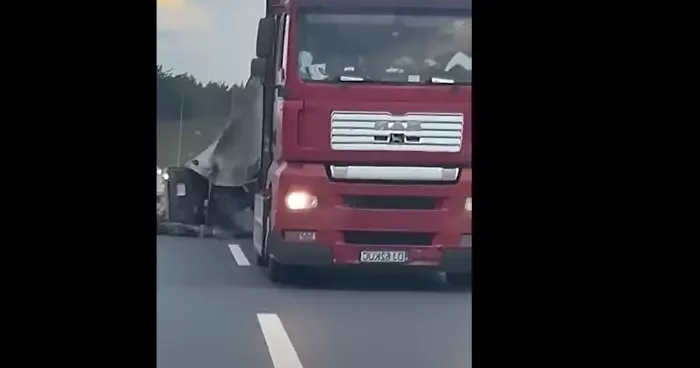 Otoyolda korku dolu anlar! Tır, zikzak çizip yüklerini savurarak ilerledi... Gören sürücüler önünü kesti