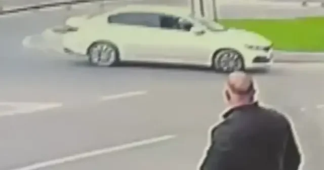 Arnavutköy’de şaşırtan kaza: Kontrolden çıkan otomobil refüje çıkıp geri döndü VİDEO İZLE