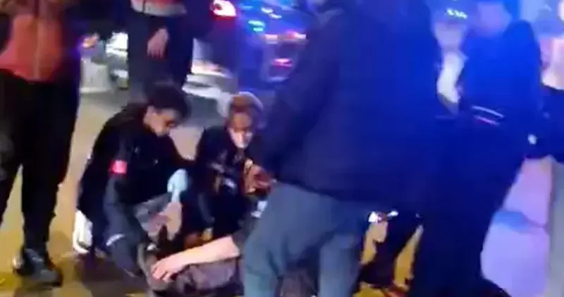 Beylikdüzü nde kontrolsüz şerit değiştiren otomobile, motosiklet çarptı; kaza kask kamerasında