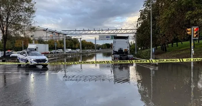 İstanbul da yağış hayatı felç etti: Vatan Caddesi nde yol çöktü, Bakırköy alt geçidi sular altında