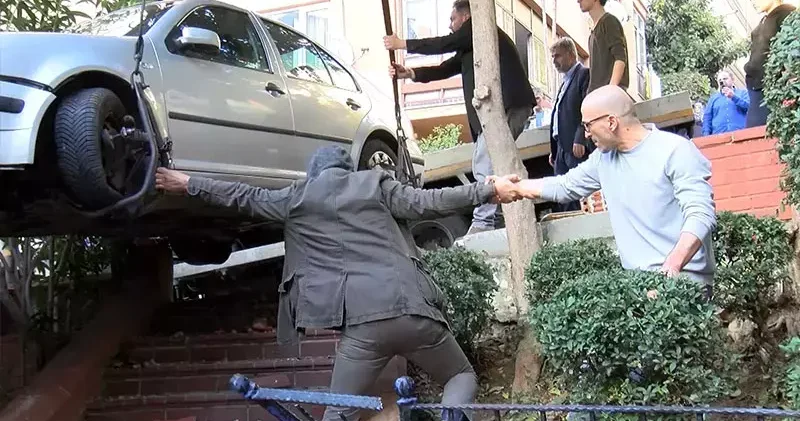 Şişli de yokuştan kayan otomobil çocuk parkına girdi