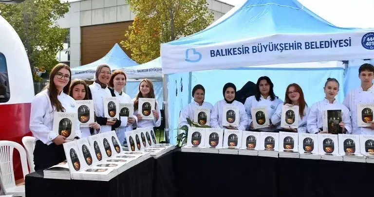 Balıkesir deki 23 öğrenci, ilin kaybolmuş 60 yemeğini kitaplaştırdı