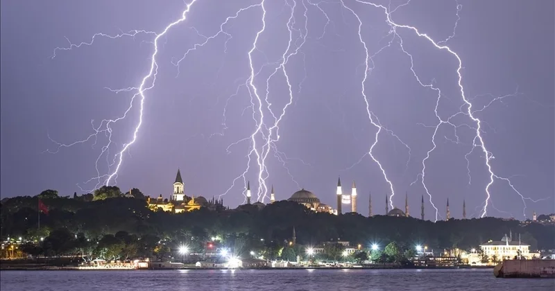 İstanbul da şimşekler geceyi aydınlattı
