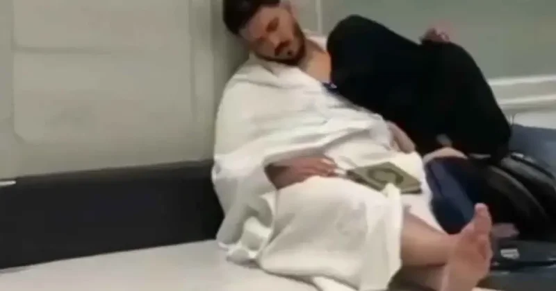 Tolgahan Sayışman Umre ziyaretinde yorgunluğa yenik düştü