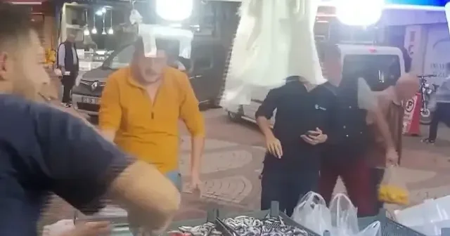 Karadeniz deki bolluk hamsinin fiyatını dibe düşürdü: Vatandaş tezgaha akın etti VİDEO İZLE