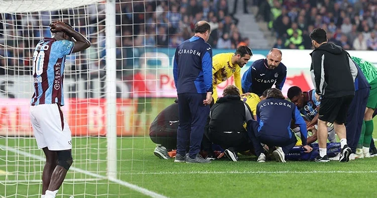 Trabzonspor Eyüpspor maçında talihsiz sakatlık: Ayağı kırıldı, hastaneye kaldırıldı!