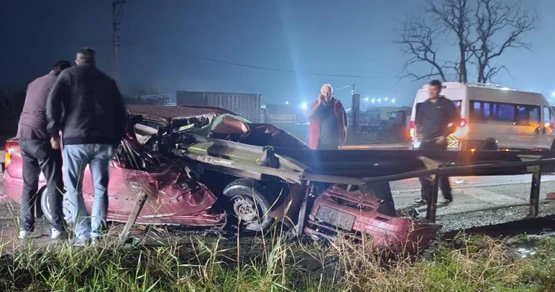 Tekirdağ da otomobil bariyere çarptı: 2 kişi feci şekilde can verdi