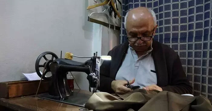 Ustasının emaneti 75 yıllık makineyle 50 yıldır terzilik yapıyor