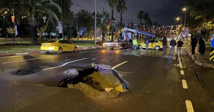 Görüntüler İstanbul dan: Sağanak yağış nedeniyle yol çöktü, araç takla attı!