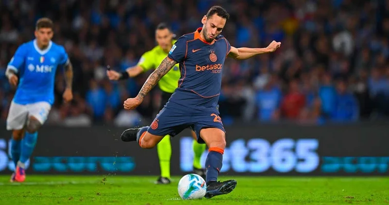 Hakan Çalhanoğlu nun golü yetmedi: Inter Napoli ye boyun eğdi