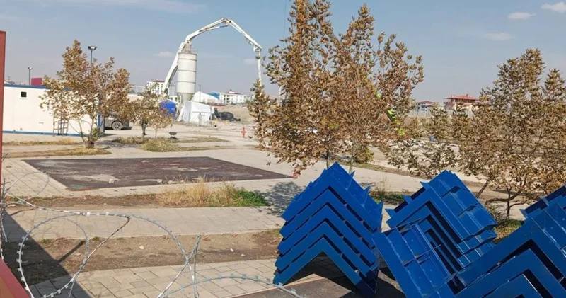 Şehir hastanesi inşaatında yürekleri ağza getiren iş kazası! İşçi, dengesini kaybederek yüksekten düştü