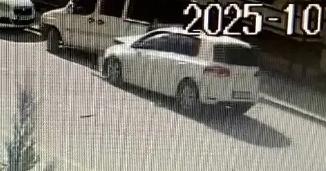 Aksaray da otomobil park halindeki araçlara çarptı VİDEO İZLE