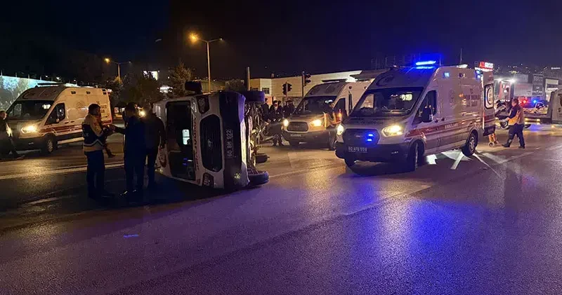 Ambulans ciple çarpıştı, 3 sağlık personeli yaralı