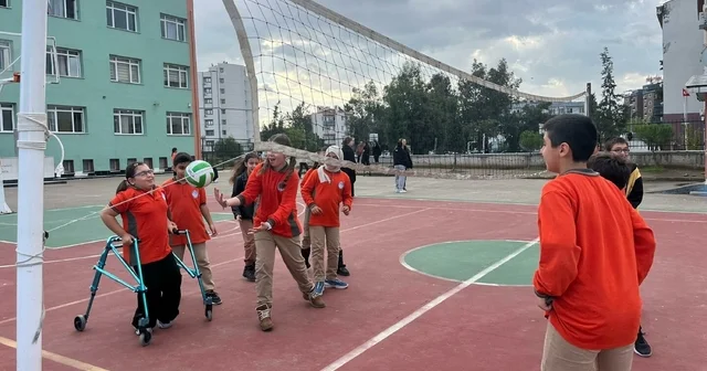 Serebral palsili Cemre nin en büyük hayali milli voleybolcu olmak İzmir Haberleri